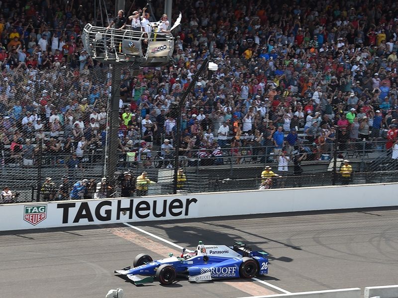 Sato alcanza la gloria, Alonso y Servià la rozan con los dedos