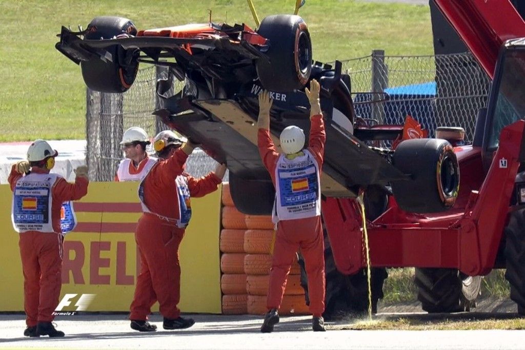 La rotura más espectacular de Alonso... en Barcelona