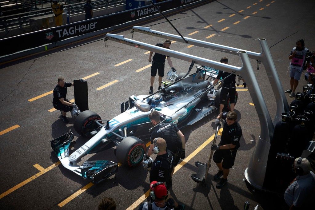 Mercedes se equivoca con la puesta a punto y lo paga caro