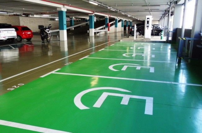 Aparcamiento con plazas para coches eléctricos