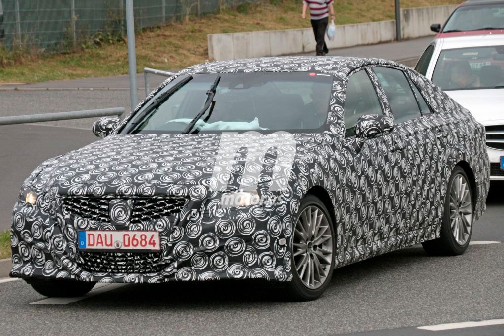 Toyota Crown: aparece una misteriosa unidad del modelo nipón en Nürburgring