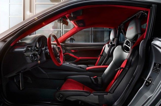 Porsche 911 GT2 RS 2018 - interior