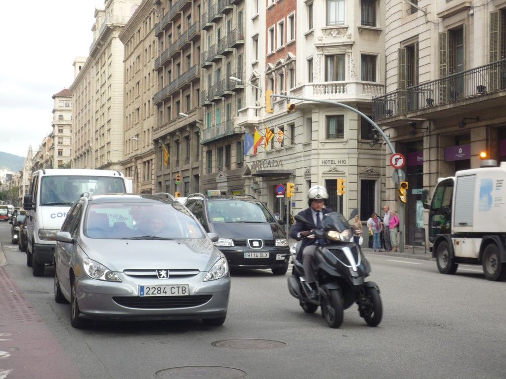 Barcelona vetará a los vehículos con más de 20 años si hay alta contaminación