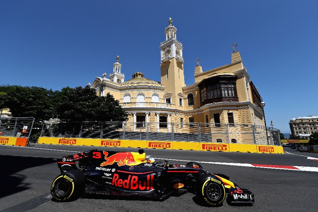 Ricciardo gana la surrealista carrera de Bakú