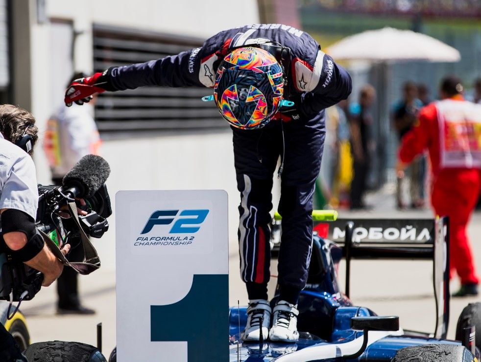 Artem Markelov domina la carrera sprint; descalabro de Leclerc