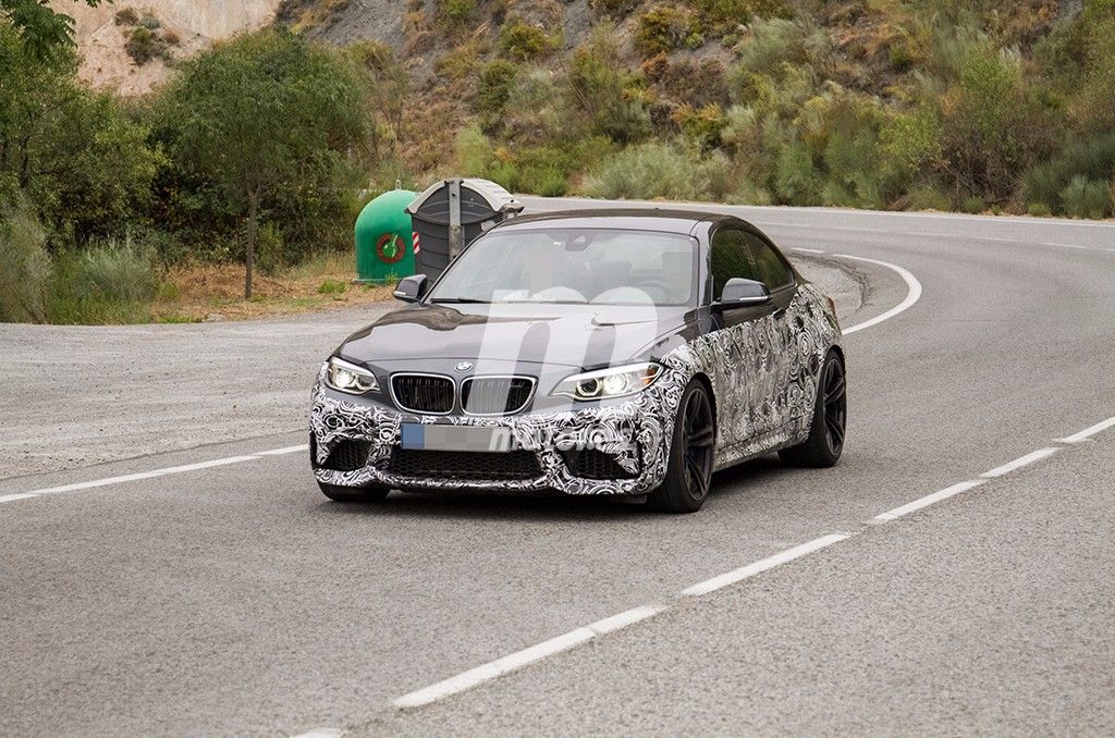 El esperado BMW M2 CS 2018 aprovecha el verano para perder camuflaje