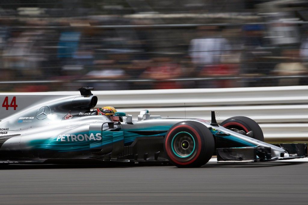 Hamilton también manda en un Silverstone mojado