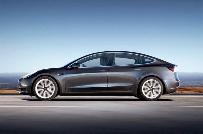 Tesla Model 3 - lateral