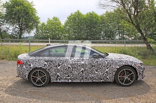 Jaguar XE SVR 2018 - foto espía lateral