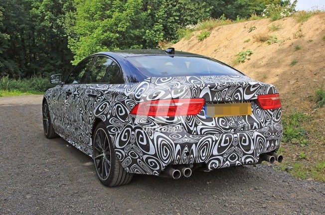 Jaguar XE SVR 2018 - foto espía posterior