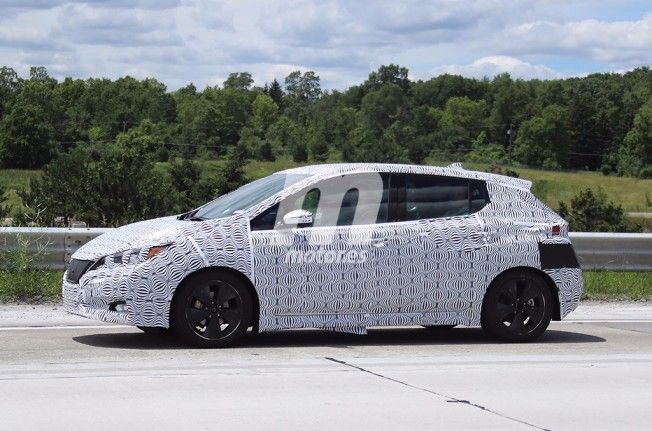 Nissan Leaf 2018 - foto espía lateral