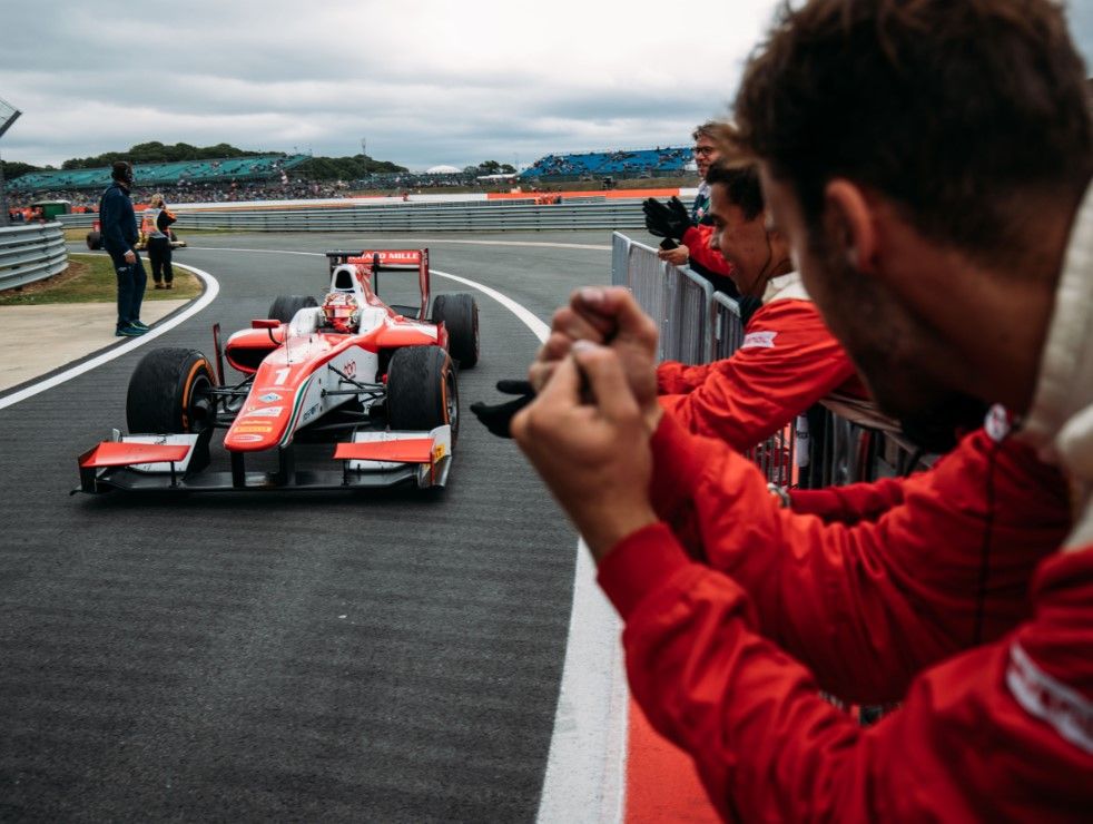 Ni los frenos, ni el motor ni el retrovisor frenan a Charles Leclerc