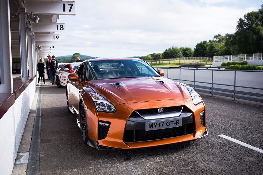 Probando los juguetes de Nissan en el circuito de Goodwood, una agradable mañana de domingo