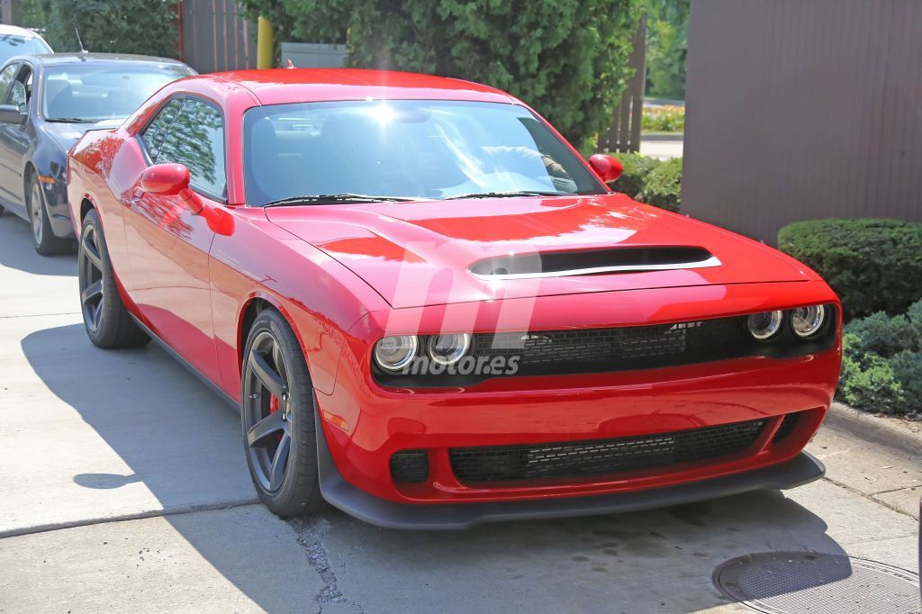 Extraño prototipo del Dodge Challenger SRT Demon con la carrocería del Hellcat