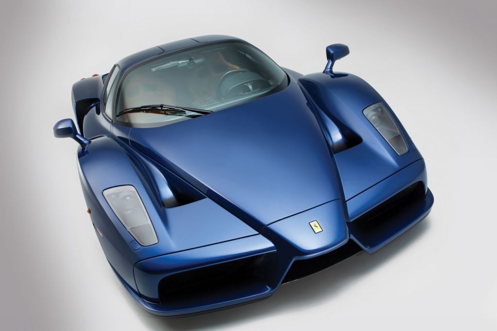 Un raro Ferrari Enzo de color azul a subasta en Londres