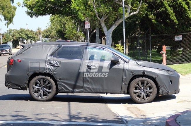 Lexus RX L 2018 - foto espía lateral