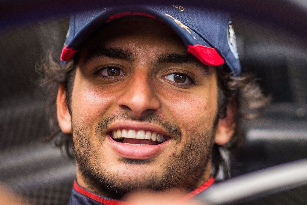 Carlos Sainz, nuevo piloto oficial de Renault para 2018