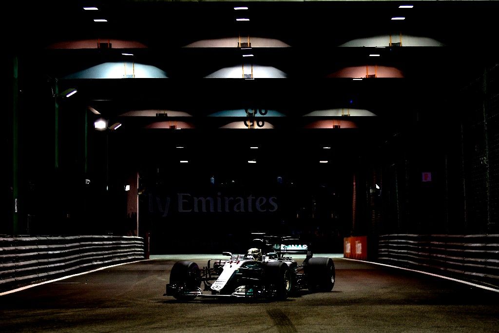 Hamilton saca oro del caos nocturno de Singapur