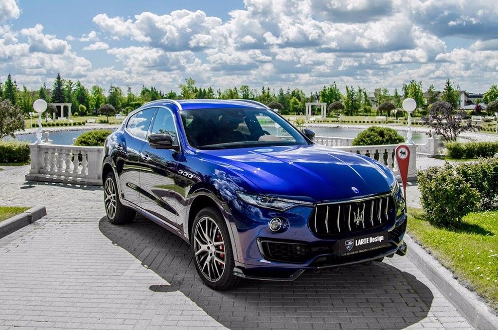 Larte Design diseña un vestido de fibra de carbono para el Maserati Levante