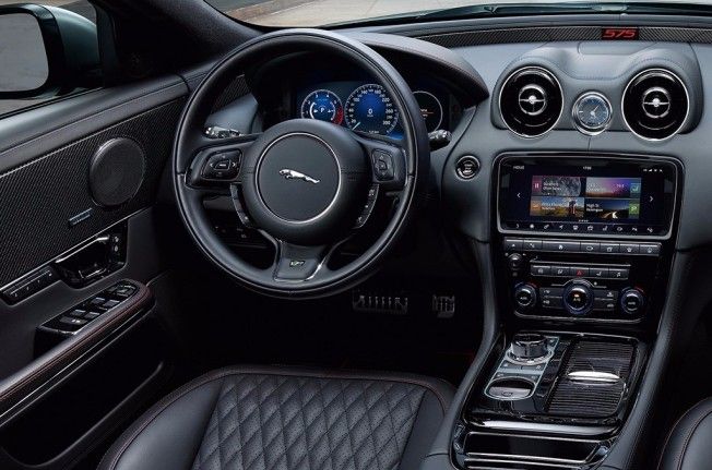 Jaguar XJR575 - interior