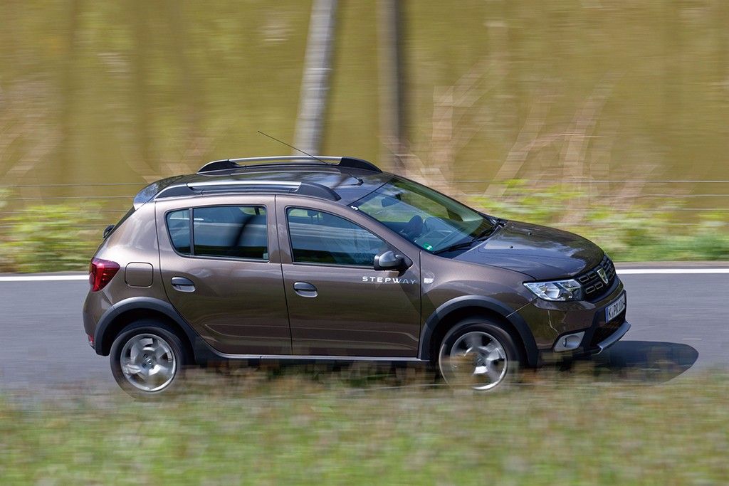 España - Agosto 2017: Dacia Sandero líder, Toyota Yaris en Top 10