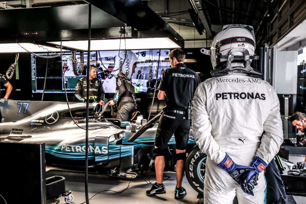 Bottas, con susto, comanda los terceros libres