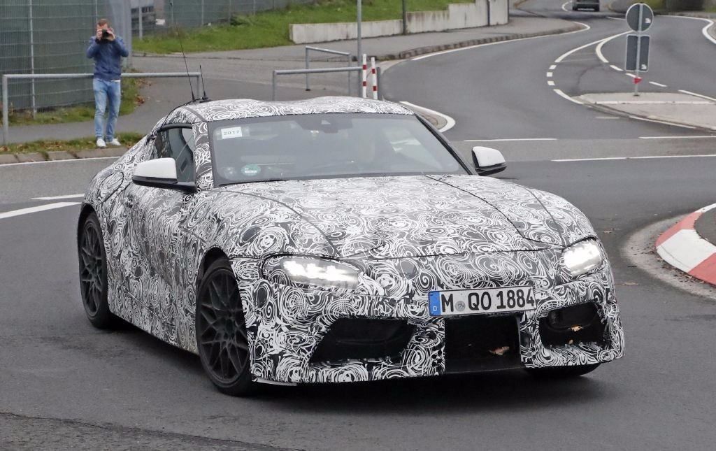 El nuevo Toyota Supra 2019 cazado con sus ópticas encendidas