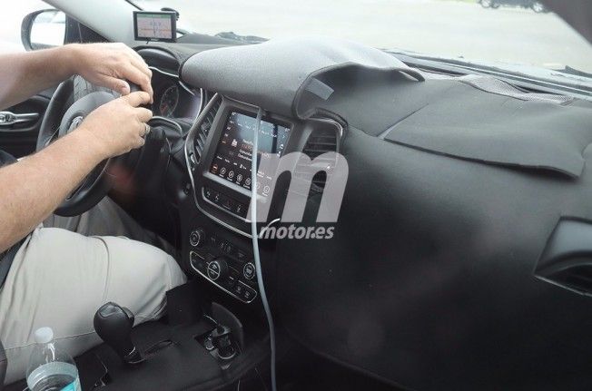 Jeep Cherokee 2018 - foto espía interior