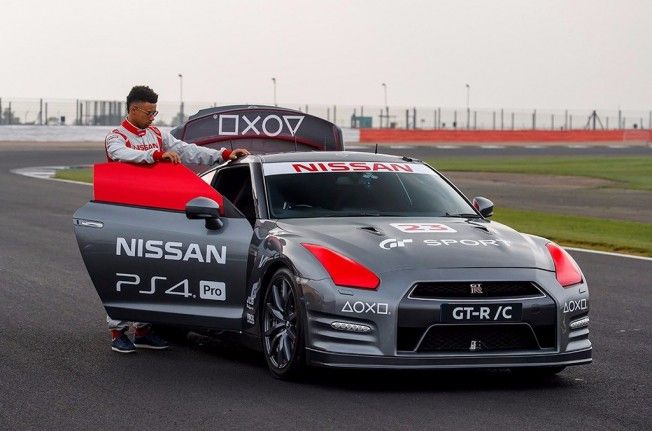 Nissan GT-R controlado remotamente con un mando de PlayStation