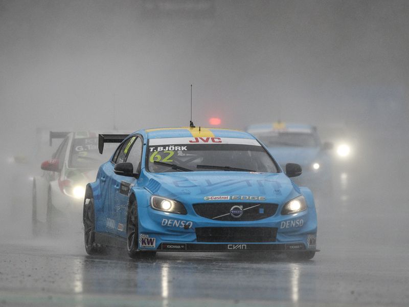 El WTCC sale de Ningbo con un líder por medio punto