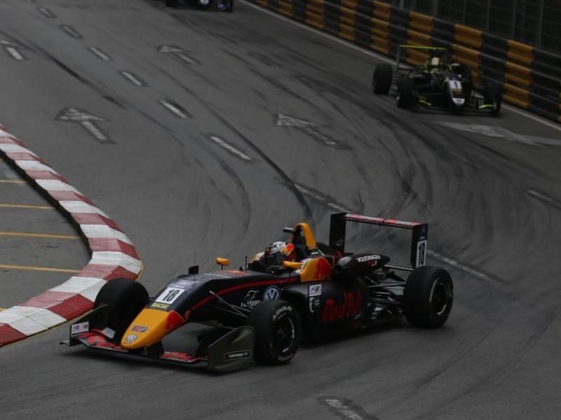 Daniel Ticktum gana la Copa Mundial de F3 tras chocar los líderes al final