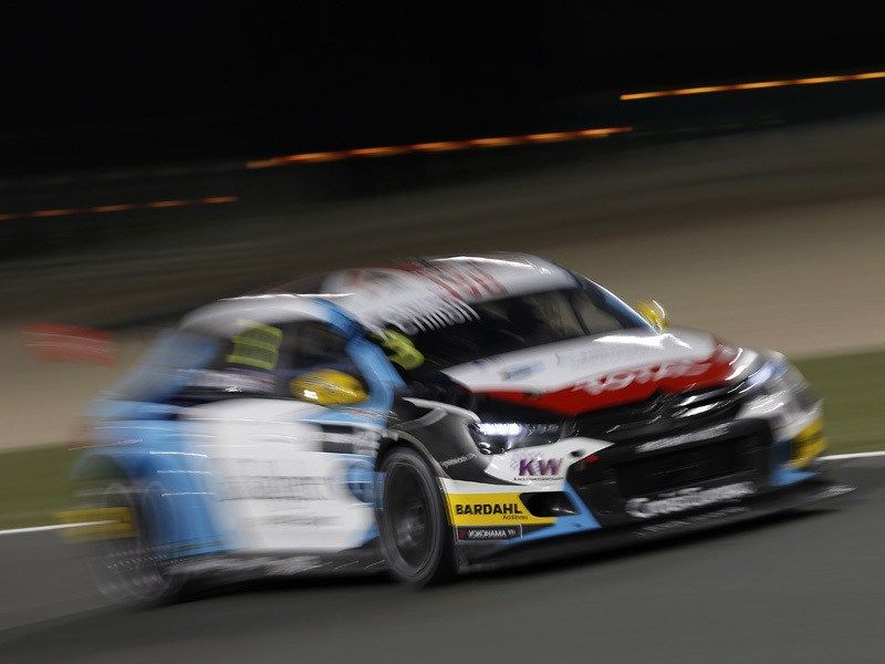 Tom Chilton gana la carrera inaugural del WTCC en Qatar