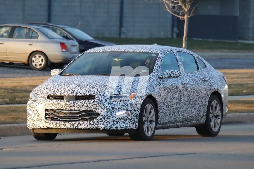 El Chevrolet Malibu 2019 pierde camuflaje y muestra sus primeros detalles