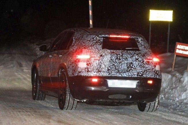 Mercedes EQC 2019 - foto espía posterior