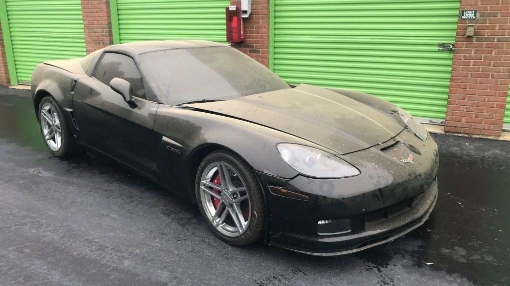 Aparece un Chevrolet Corvette Z06 nuevo abandonado en un trastero