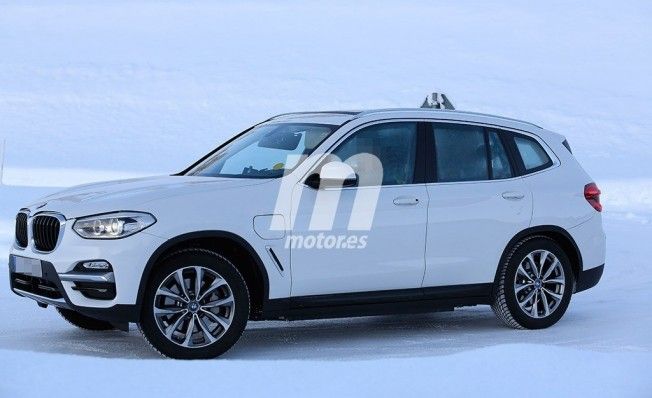 BMW iX3 2020 - foto espía lateral