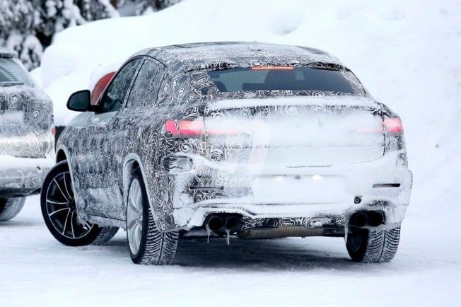 BMW X4 M 2019 - foto espía posterior