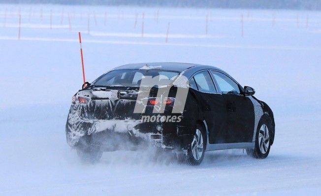 Hyundai Elantra 2019 - foto espía posterior