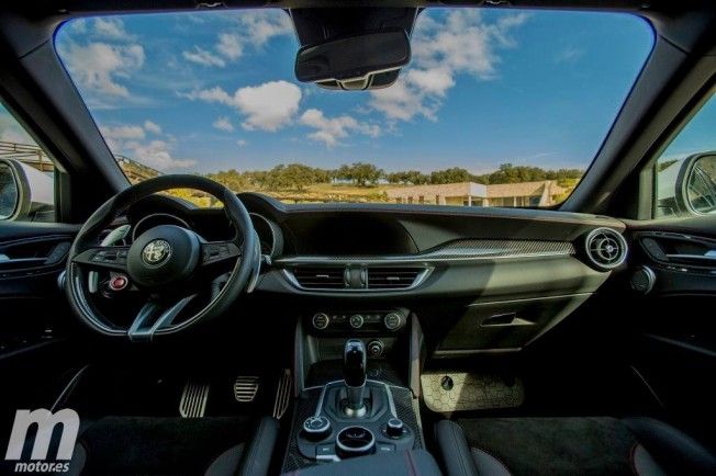 Alfa Romeo Stelvio Quadrifoglio Verde - interior