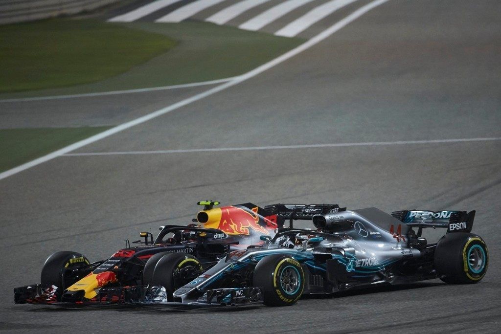 Hamilton tilda de "gilipollas" a Verstappen tras su incidente en carrera