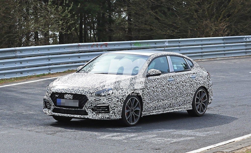 El Hyundai i30 Fastback N pierde camuflaje a su paso por Nürburgring