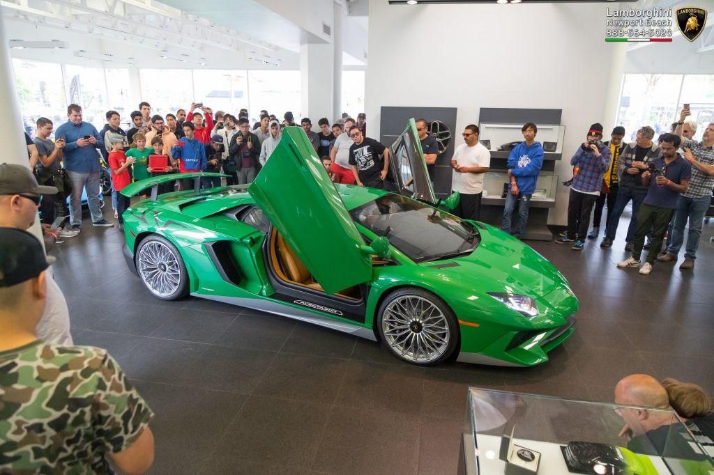 Este Lamborghini Aventador SV es un homenaje al primer Miura SV