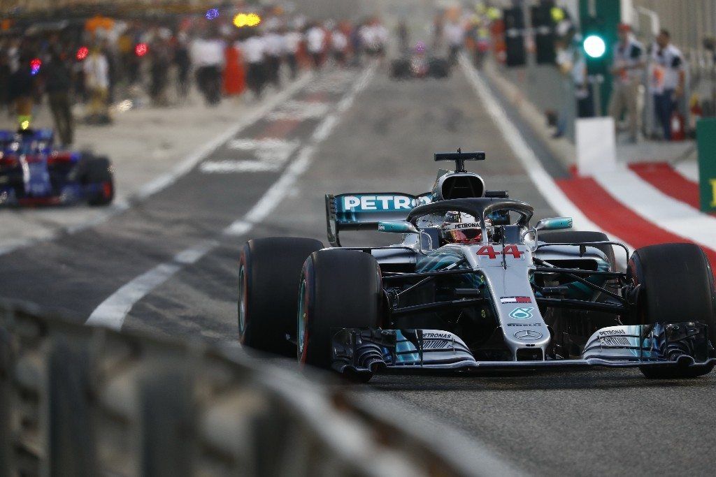 Hamilton arrasa en los primeros libres