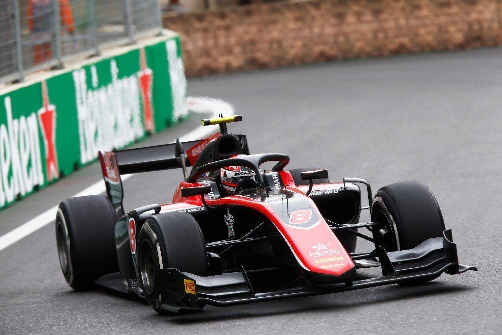 George Russell remonta y arrasa en la carrera larga; Merhi, 8º