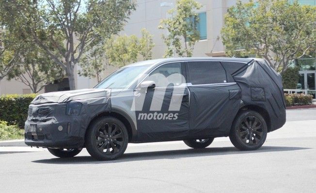 Kia Telluride 2019 - foto espía lateral