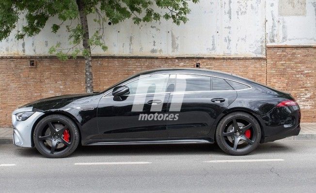 Mercedes-AMG GT 63 S Coupé 4MATIC+ - foto espía lateral