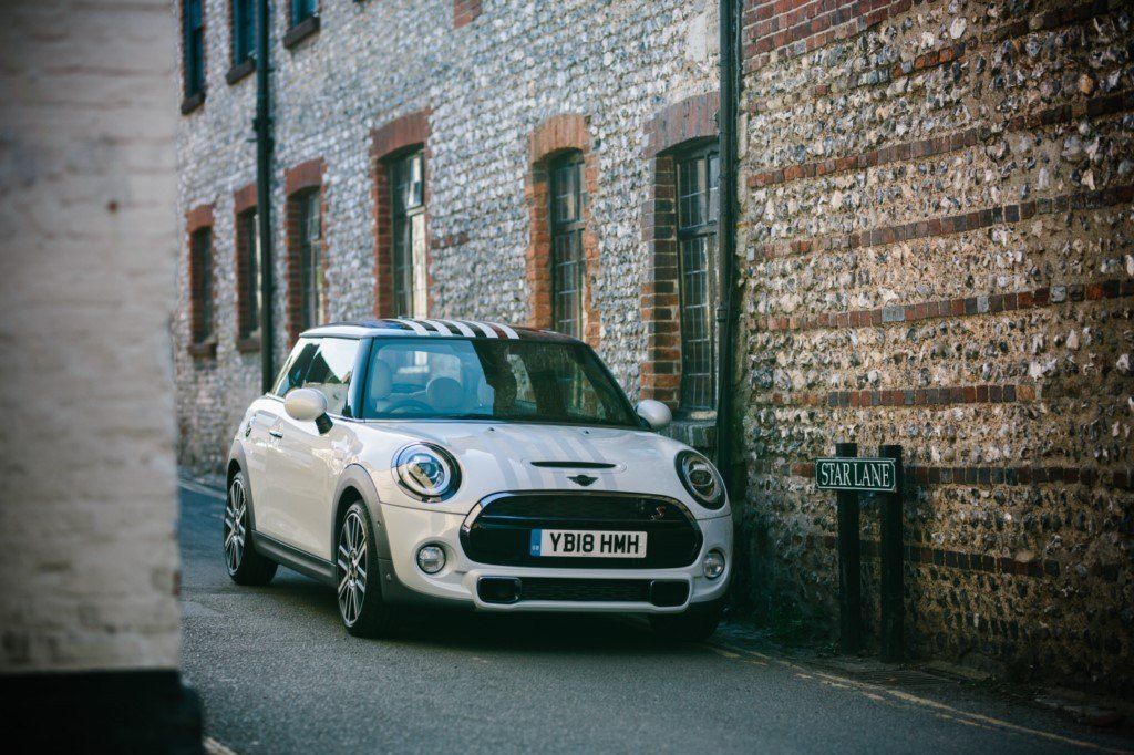 Mini celebra la boda real británica con una edición única del modelo Hatch