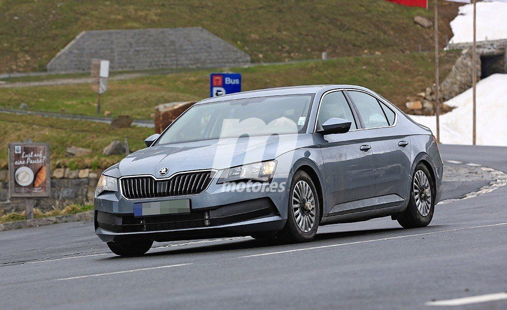 El nuevo Skoda Superb 2019 cazado con el nuevo frontal