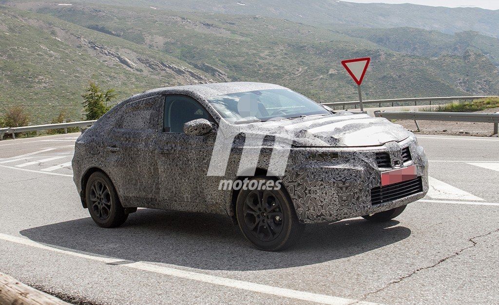 El nuevo SUV Coupé de Dacia cazado mientras realiza unos test en España