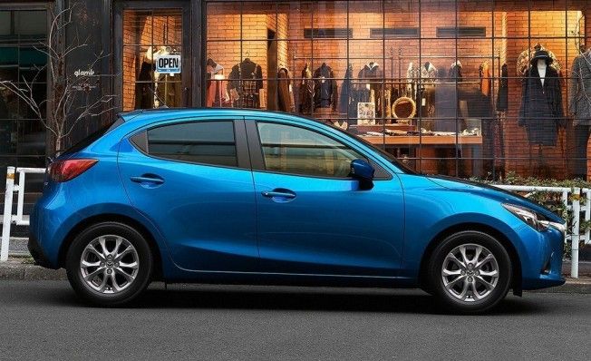 Mazda2 - lateral